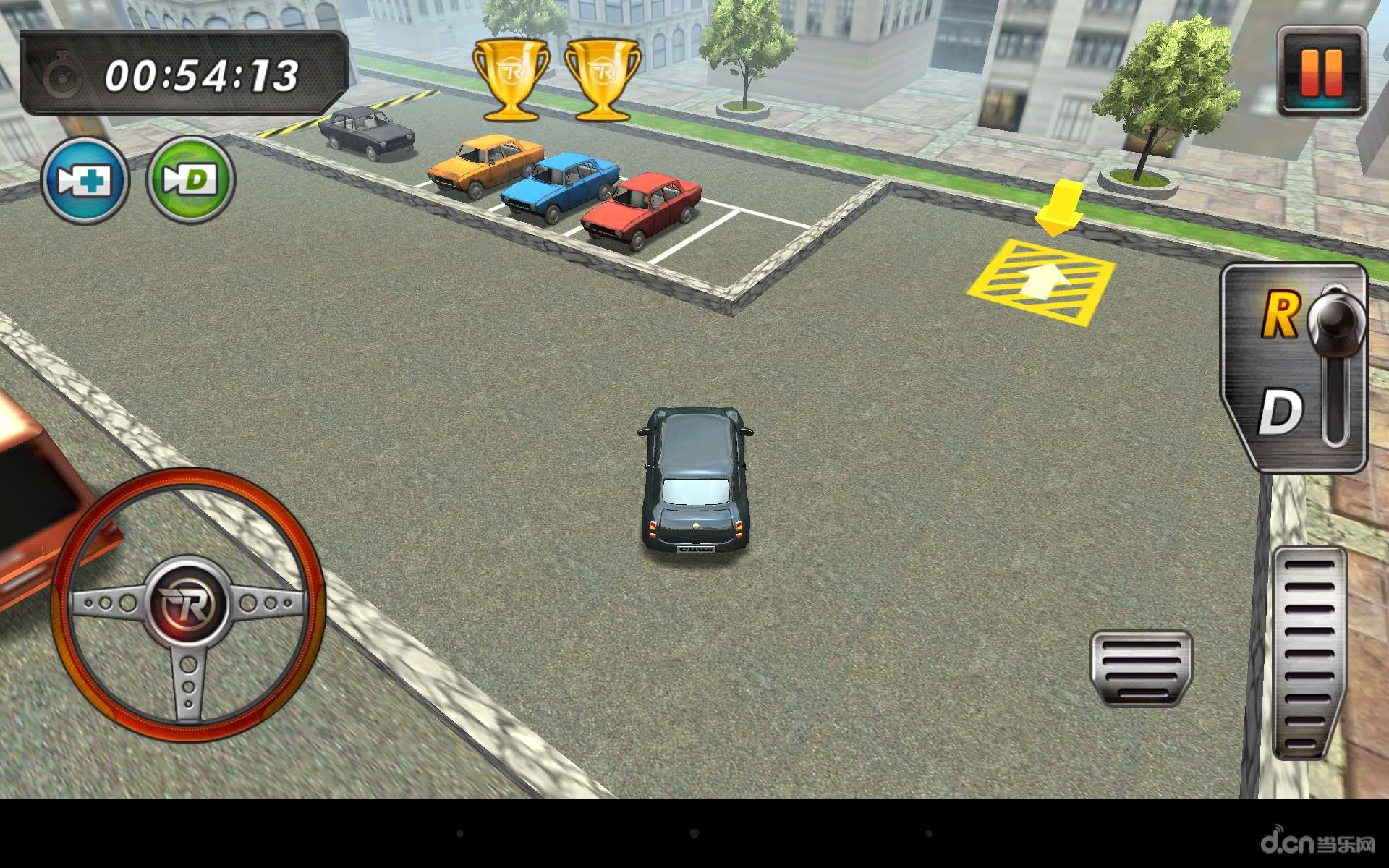 《真实停车3D RealParking3D》是一款模拟停车的游戏,玩厌了竞速游戏?来试试停车游戏吧,你需要在尽量短的时间内将车停到指定位置,会有各种各样的地形,场景,障碍等着你,游戏难度略高,停车可不是那么容易的事哦~